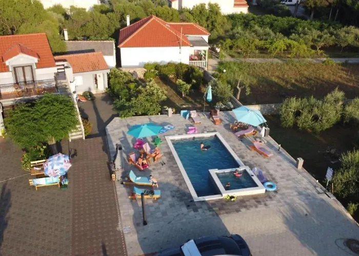 Franica With Heated Pool And Hot-tub - Two Bedroom With Balcony Apartman *