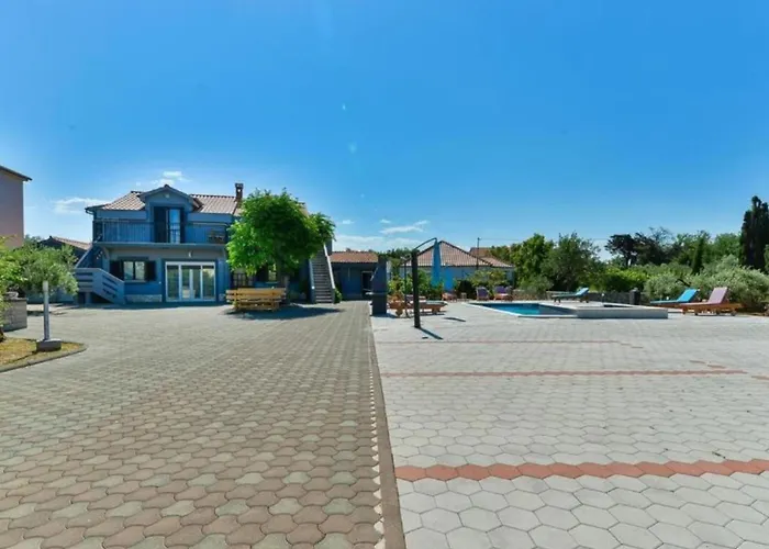 Franica With Heated Pool And Hot-tub - Two Bedroom With Balcony *