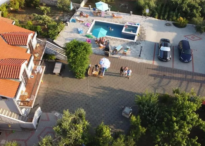 Apartman Franica With Heated Pool And Hot-tub - Two Bedroom With Balcony Privlaka