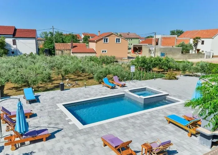 Franica With Heated Pool And Hot-tub - Two Bedroom With Balcony Apartman