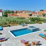 Franica With Heated Pool And Hot-tub - Two Bedroom With Balcony Apartmán