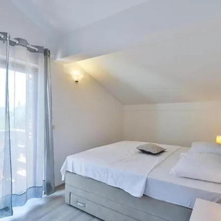 Franica With Heated Pool And Hot-tub - Two Bedroom With Balcony Lejlighed *