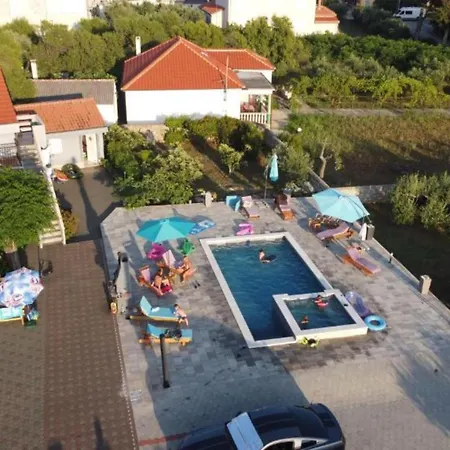 Franica With Heated Pool And Hot-tub - Two Bedroom With Balcony Lejlighed *