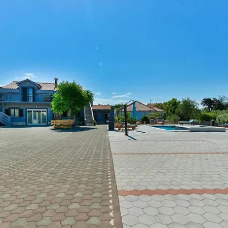 Franica With Heated Pool And Hot-tub - Two Bedroom With Balcony *