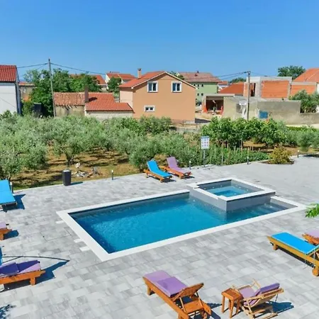 Franica With Heated Pool And Hot-tub - Two Bedroom With Balcony Lejlighed