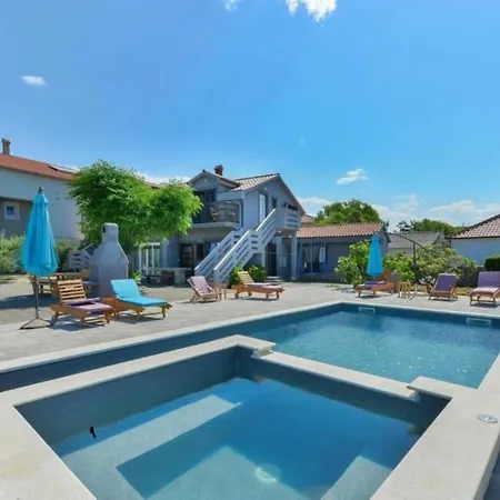 Franica With Heated Pool And Hot-tub - Two Bedroom With Balcony Lejlighed *