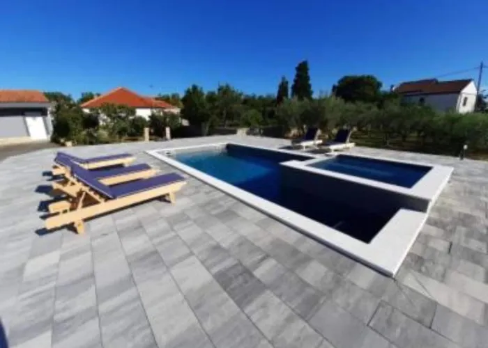 Franica With Heated Pool And Hot-tub - Two Bedroom With Balcony *